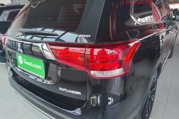 Used Mitsubishi Outlander 2019 2.4L 4x4 Zhi Xiang Edition 5 Seats China VI Standard Right Rear Taillight