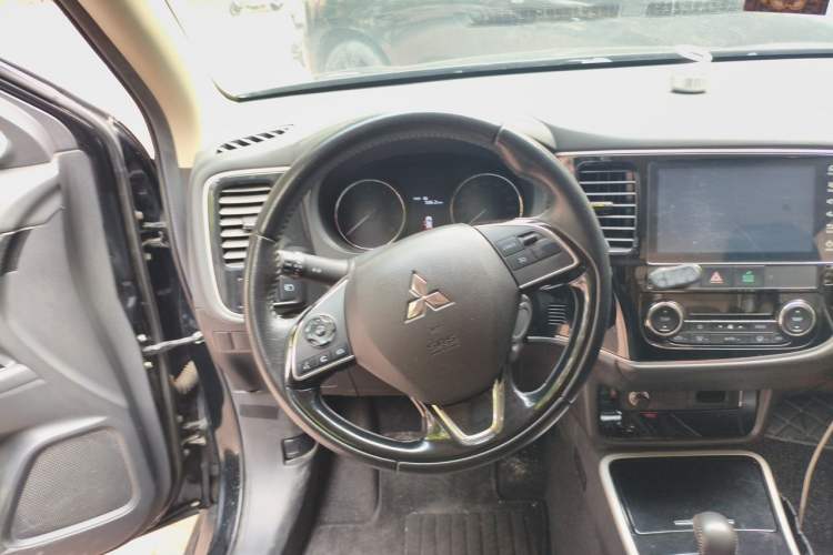 Used Mitsubishi Outlander 2019 2.0L Two-Wheel Drive Comfort Edition 5 Seats China VI Standard Steering Wheel