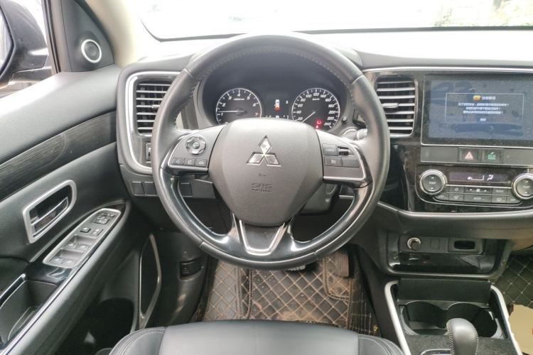 Used Mitsubishi Outlander 2019 2.0L Two-Wheel Drive Comfort Edition 5 Seats China VI Standard Steering Wheel