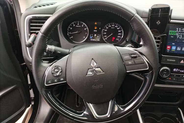 Used Mitsubishi Outlander 2019 2.0L Two-Wheel Drive Comfort Edition 7-Seater China VI Standard Steering Wheel