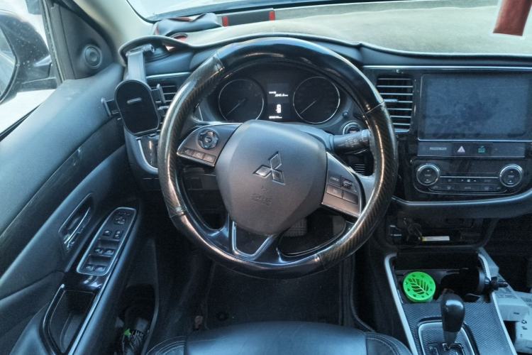 Used Mitsubishi Outlander 2019 2.0L Two-Wheel Drive Comfort Edition 5 Seats China V Standard Steering Wheel