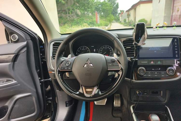 Used Mitsubishi Outlander 2019 2.4L 4x4 Zhi Xiang Edition 5 Seats China V Emission Standard Steering Wheel