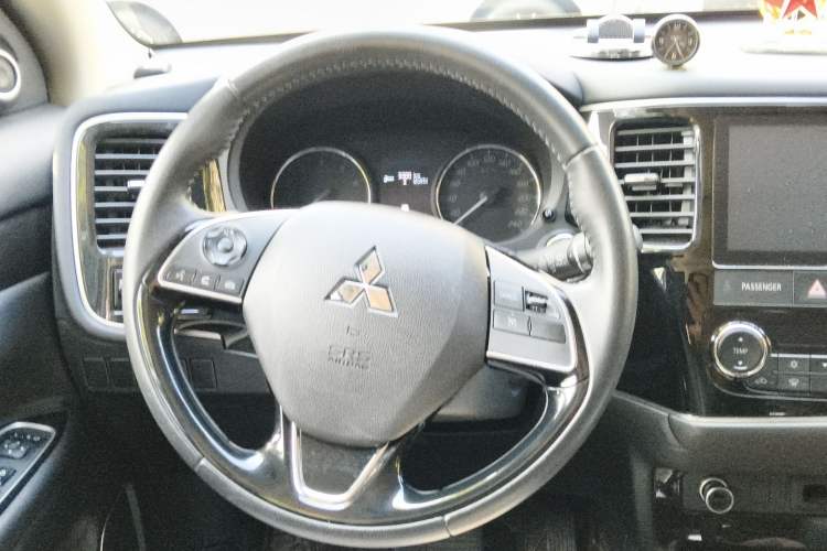 Used Mitsubishi Outlander 2019 2.0L Two-Wheel Drive Comfort Edition 5 Seats China V Standard Steering Wheel