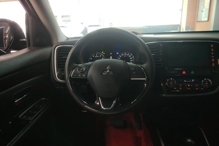 Used Mitsubishi Outlander 2019 2.0L Two-Wheel Drive Comfort Edition 5 Seats China VI Standard Steering Wheel