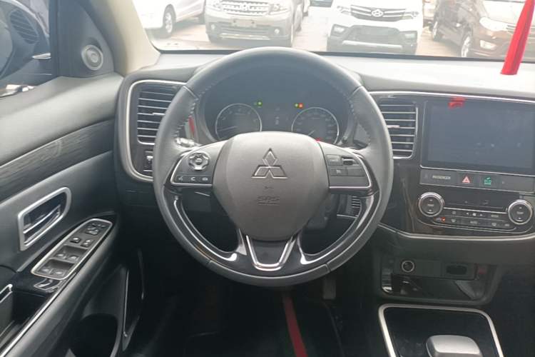 Used Mitsubishi Outlander 2019 2.0L Two-Wheel Drive Comfort Edition 7-Seater China VI Standard Steering Wheel
