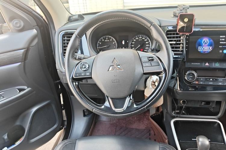Used Mitsubishi Outlander 2019 2.0L Two-Wheel Drive Comfort Edition 5 Seats China VI Standard Steering Wheel