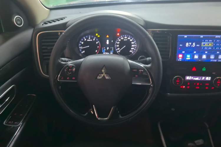 Used Mitsubishi Outlander 2019 2.0L Two-Wheel Drive Comfort Edition 5 Seats China VI Standard Steering Wheel