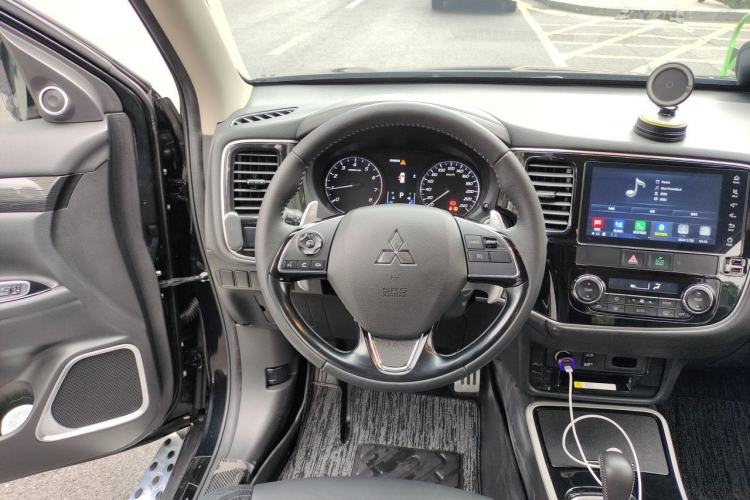 Used Mitsubishi Outlander 2019 2.4L 4x4 Zhi Xiang Edition 5 Seats China V Emission Standard Steering Wheel