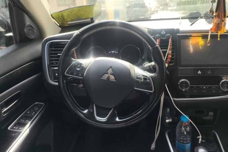 Used Mitsubishi Outlander 2019 2.0L Two-Wheel Drive Comfort Edition 5 Seats China V Standard Steering Wheel