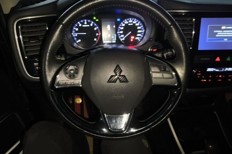 Used Mitsubishi Outlander 2019 2.0L Two-Wheel Drive Comfort Edition 7 Seats China V Emission Standard Steering Wheel