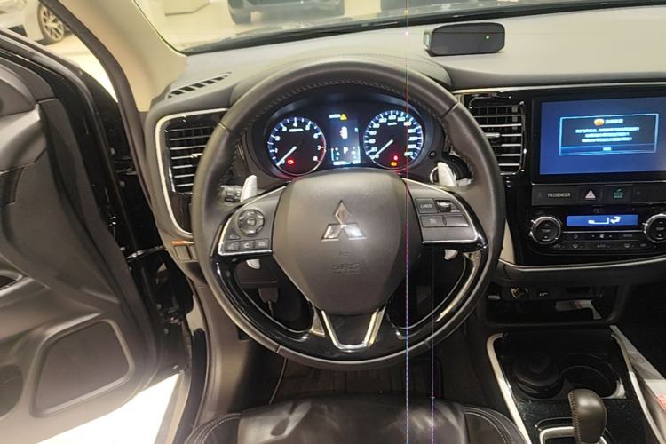 Used Mitsubishi Outlander 2019 2.4L 4x4 Zhi Xiang Edition 7 Seats China VI Standard Steering Wheel