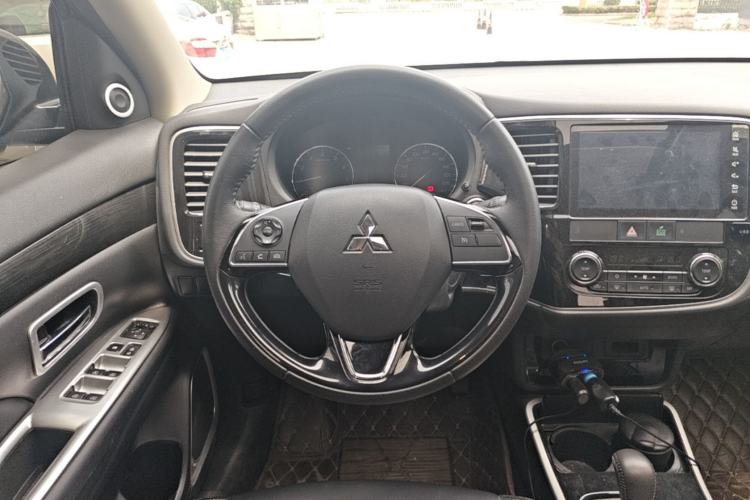 Used Mitsubishi Outlander 2019 2.0L Two-Wheel Drive Comfort Edition 5 Seats China VI Standard Steering Wheel