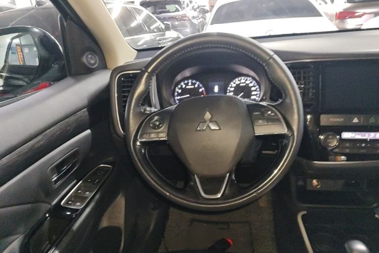 Used Mitsubishi Outlander 2019 2.0L Two-Wheel Drive Comfort Edition 5 Seats China VI Standard Steering Wheel