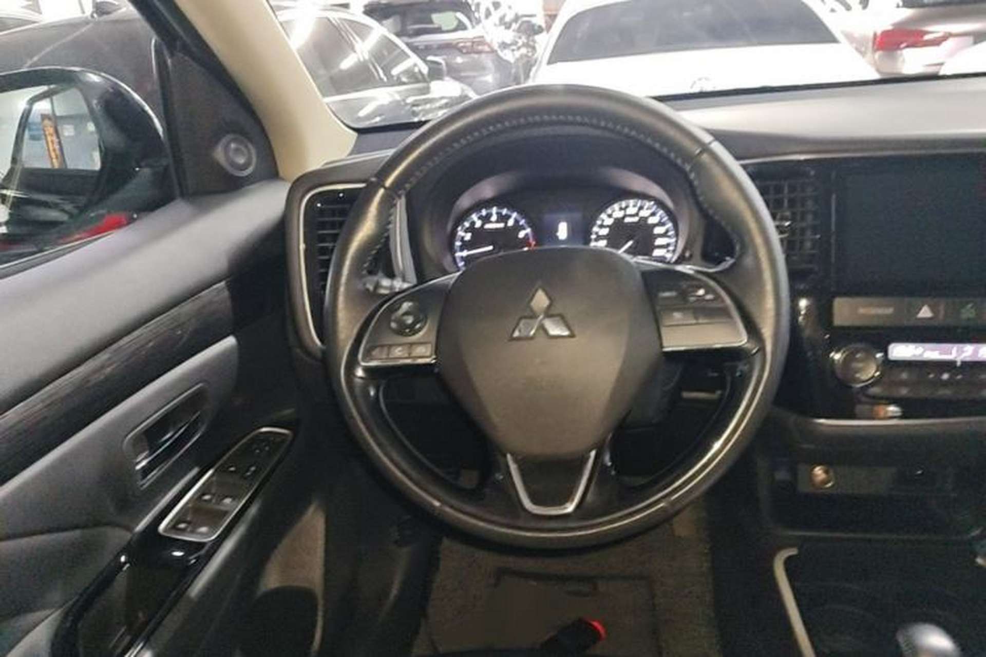 Used Mitsubishi Outlander 2019 2.0L Two-Wheel Drive Comfort Edition 5 Seats China VI Standard Steering Wheel