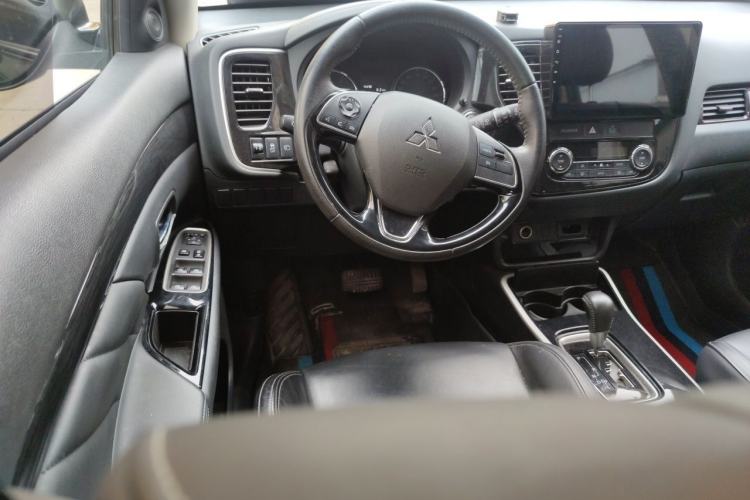 Used Mitsubishi Outlander 2019 2.0L Two-Wheel Drive Comfort Edition 5 Seats China VI Standard Steering Wheel