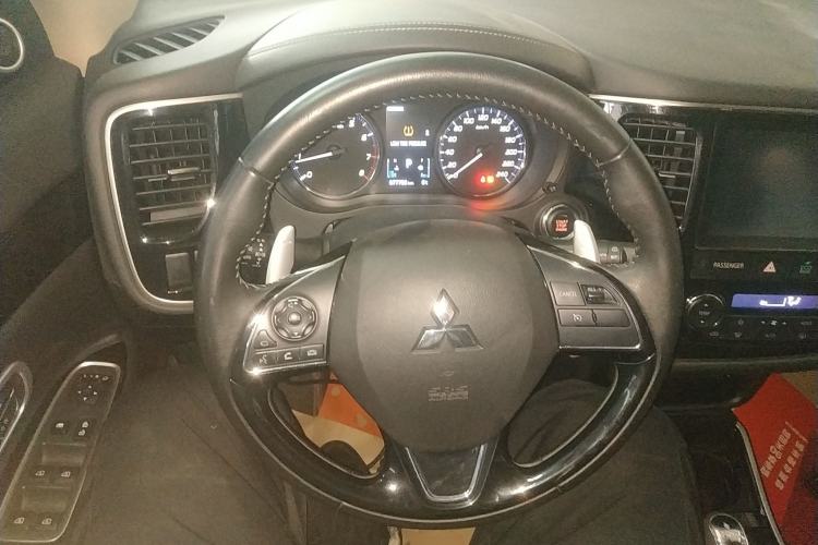 Used Mitsubishi Outlander 2019 2.4L 4x4 Zhi Xiang Edition 7 Seats China VI Standard Steering Wheel