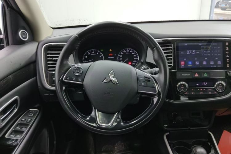 Used Mitsubishi Outlander 2019 2.0L Two-Wheel Drive Comfort Edition 7 Seats China V Emission Standard Steering Wheel