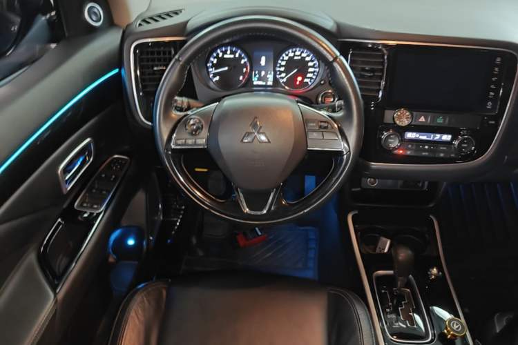 Used Mitsubishi Outlander 2019 2.0L Two-Wheel Drive Comfort Edition 7-Seater China VI Standard Steering Wheel