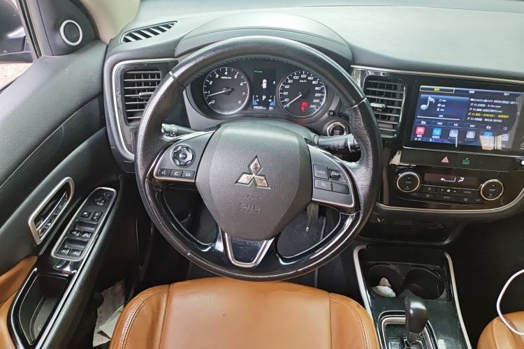 Used Mitsubishi Outlander 2019 2.0L Two-Wheel Drive Comfort Edition 5 Seats China V Standard Steering Wheel
