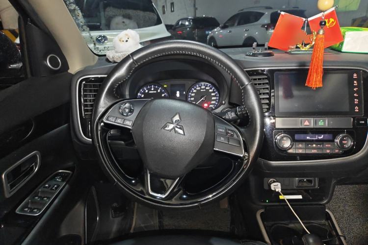 Used Mitsubishi Outlander 2019 2.0L Two-Wheel Drive Comfort Edition 7 Seats China V Emission Standard Steering Wheel