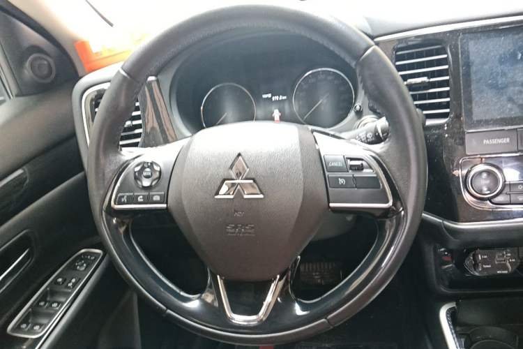Used Mitsubishi Outlander 2019 2.0L Two-Wheel Drive Comfort Edition 5 Seats China VI Standard Steering Wheel