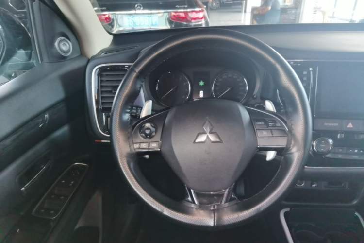 Used Mitsubishi Outlander 2019 2.4L 4x4 Zhi Xiang Edition 5 Seats China VI Standard Steering Wheel