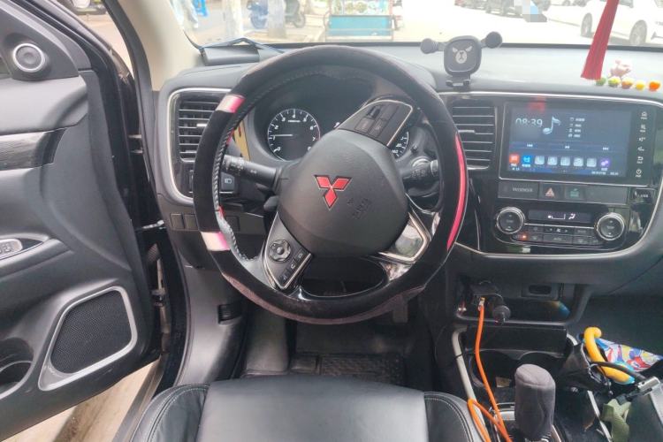 Used Mitsubishi Outlander 2019 2.0L Two-Wheel Drive Comfort Edition 7-Seater China VI Standard Steering Wheel