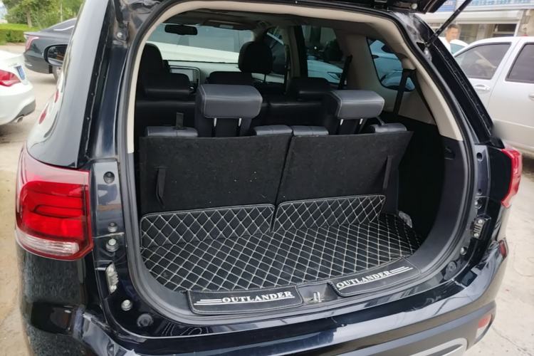 Used Mitsubishi Outlander 2019 2.0L Two-Wheel Drive Comfort Edition 7-Seater China VI Standard Trunk