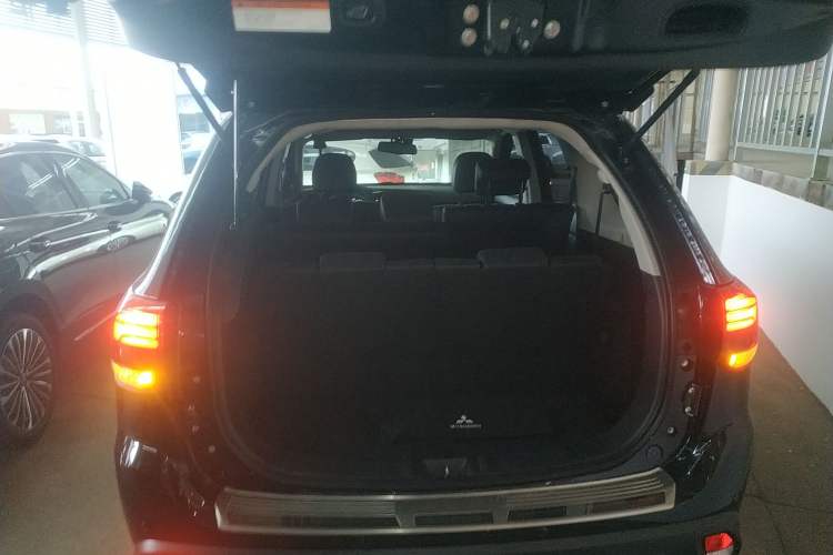 Used Mitsubishi Outlander 2019 2.4L 4x4 Zhi Xiang Edition 7 Seats China VI Standard Trunk