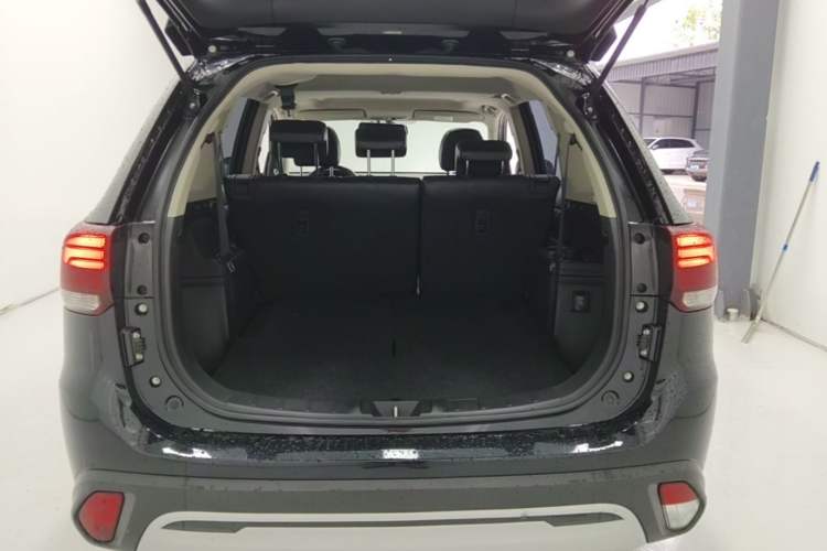 Used Mitsubishi Outlander 2019 2.0L Two-Wheel Drive Comfort Edition 7 Seats China V Emission Standard Trunk