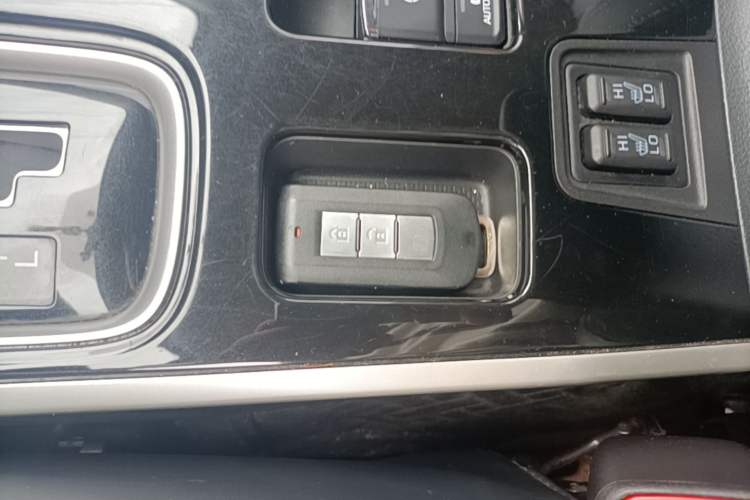 Used Mitsubishi Outlander 2019 2.0L Two-Wheel Drive Comfort Edition 7-Seater China VI Standard Vehicle Key