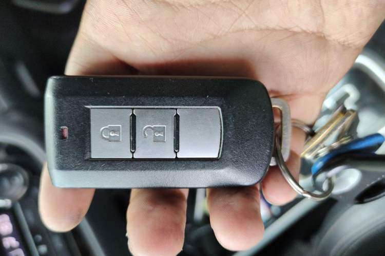 Used Mitsubishi Outlander 2019 2.0L Two-Wheel Drive Comfort Edition 5 Seats China VI Standard Vehicle Key