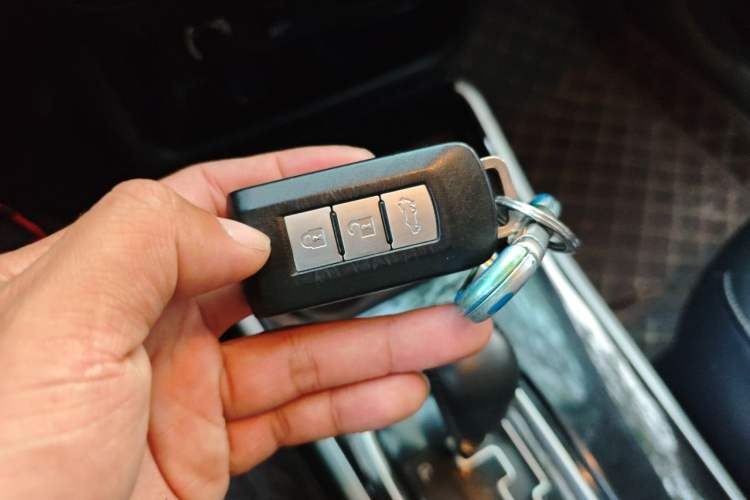Used Mitsubishi Outlander 2019 2.4L 4x4 Zhi Xiang Edition 5 Seats China VI Standard Vehicle Key