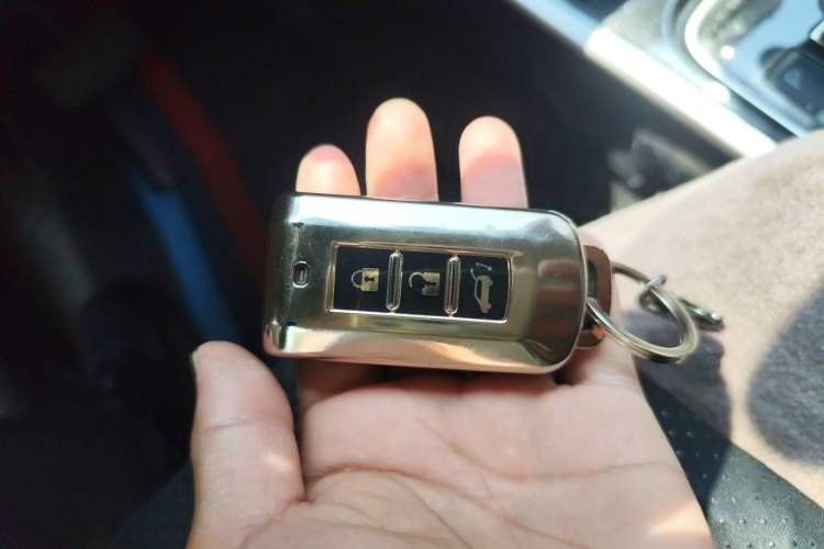 Used Mitsubishi Outlander 2019 2.4L 4x4 Zhi Xiang Edition 5 Seats China V Emission Standard Vehicle Key