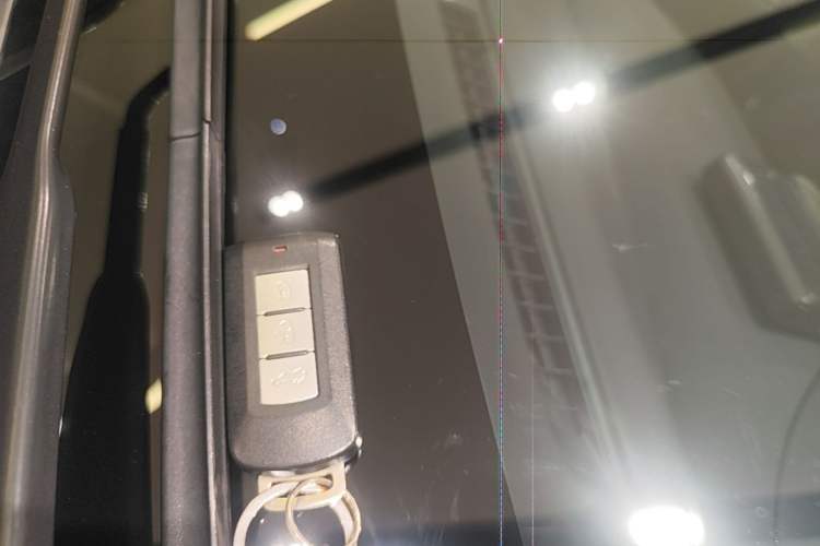Used Mitsubishi Outlander 2019 2.4L 4x4 Zhi Xiang Edition 7 Seats China VI Standard Vehicle Key