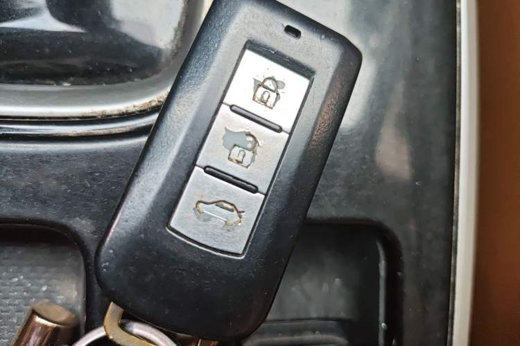 Used Mitsubishi Outlander 2019 2.0L Two-Wheel Drive Comfort Edition 5 Seats China V Standard Vehicle Key