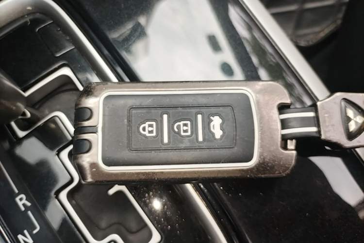 Used Mitsubishi Outlander 2019 2.0L Two-Wheel Drive Comfort Edition 5 Seats China VI Standard Vehicle Key