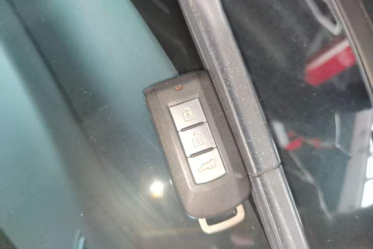 Used Mitsubishi Outlander 2019 2.4L 4x4 Zhi Xiang Edition 5 Seats China VI Standard Vehicle Key
