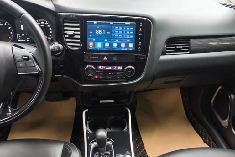 Used Mitsubishi Outlander 2019 2.0L Two-Wheel Drive Comfort Edition 5 Seats China VI Standard Audio And AC Panel