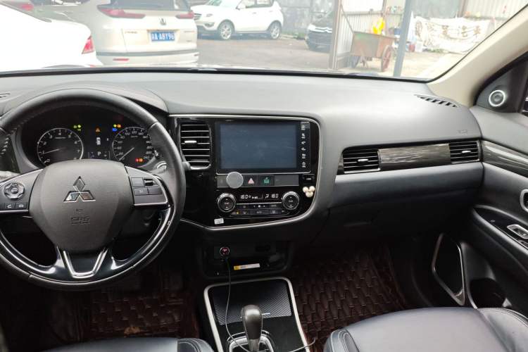 Used Mitsubishi Outlander 2019 2.0L Two-Wheel Drive Comfort Edition 5 Seats China VI Standard Audio And AC Panel