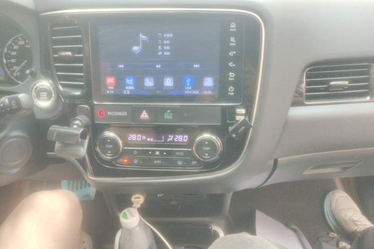 Used Mitsubishi Outlander 2019 2.4L Two-Wheel Drive ZhiXing Version 5 Seats China V Emission Standard Audio And AC Panel
