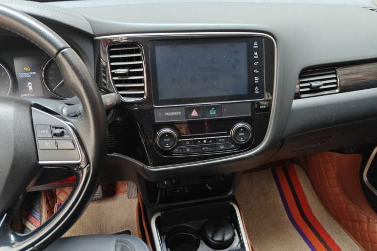Used Mitsubishi Outlander 2019 2.0L Two-Wheel Drive Comfort Edition 7 Seats China V Emission Standard Audio And AC Panel