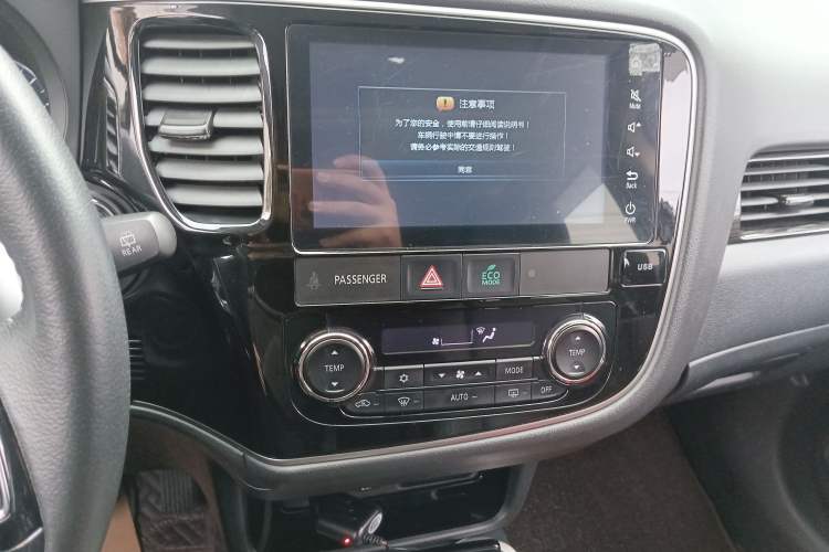 Used Mitsubishi Outlander 2019 2.4L 4x4 Zhi Xiang Edition 7 Seats China V Emission Standard Audio And AC Panel
