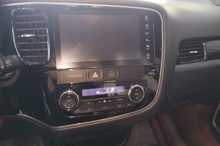 Used Mitsubishi Outlander 2019 2.0L Two-Wheel Drive Comfort Edition 7 Seats China V Emission Standard Audio And AC Panel