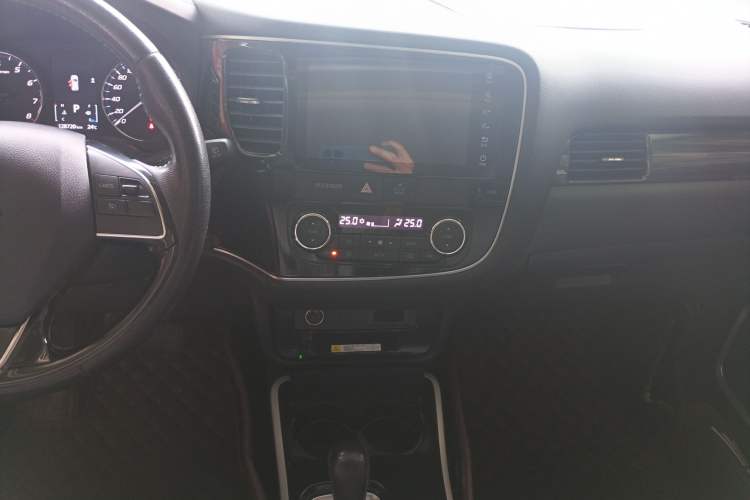 Used Mitsubishi Outlander 2019 2.0L Two-Wheel Drive Comfort Edition 7-Seater China VI Standard Audio And AC Panel