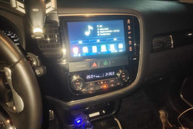 Used Mitsubishi Outlander 2019 2.4L 4x4 Zhi Xiang Edition 7 Seats China VI Standard Audio And AC Panel