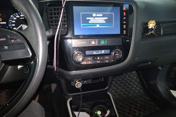 Used Mitsubishi Outlander 2019 2.4L 4x4 Zhi Xiang Edition 7 Seats China V Emission Standard Audio And AC Panel