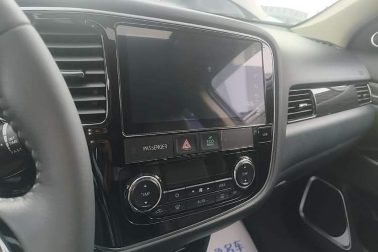 Used Mitsubishi Outlander 2019 2.0L Two-Wheel Drive Comfort Edition 7-Seater China VI Standard Audio And AC Panel
