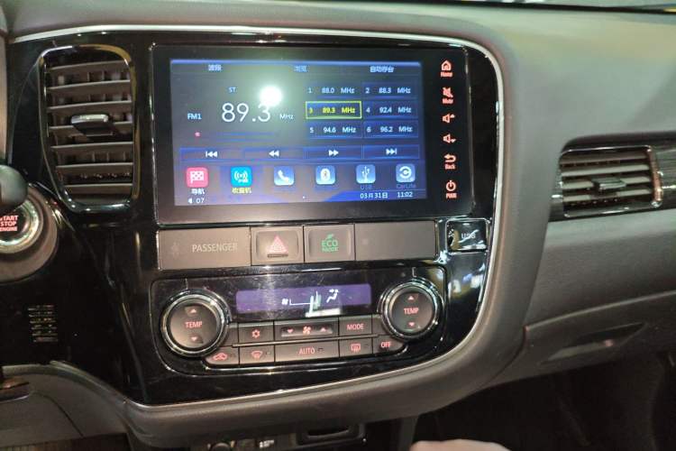 Used Mitsubishi Outlander 2019 2.4L 4x4 Zhi Xiang Edition 7 Seats China VI Standard Audio And AC Panel