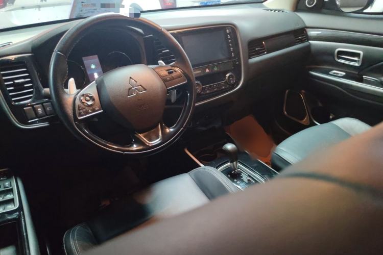 Used Mitsubishi Outlander 2019 2.4L 4x4 Zhi Xiang Edition 7 Seats China V Emission Standard Center Console